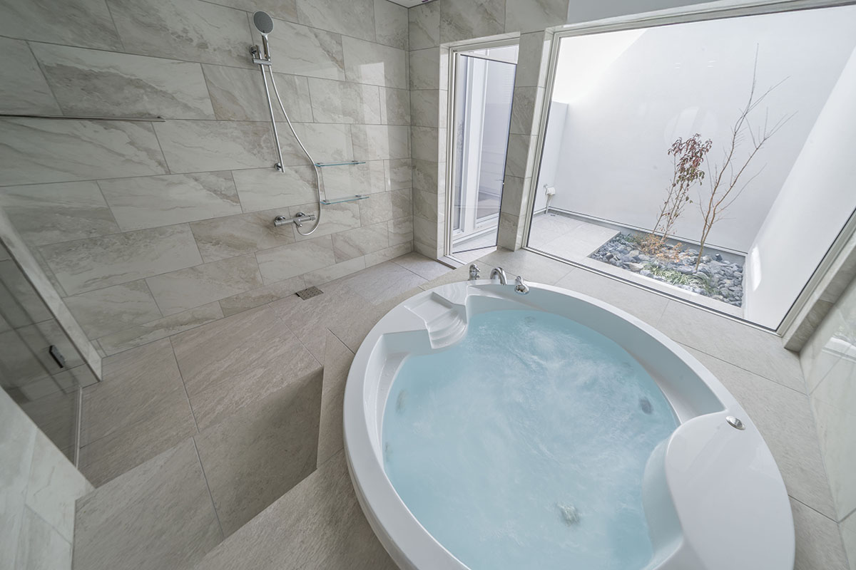 耐久性：劣化しにくく、美しさを長期間維持できるタイル