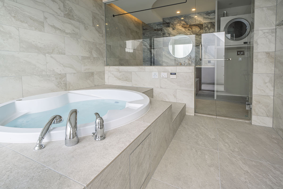 耐久性：劣化しにくく、美しさを長期間維持できるタイル