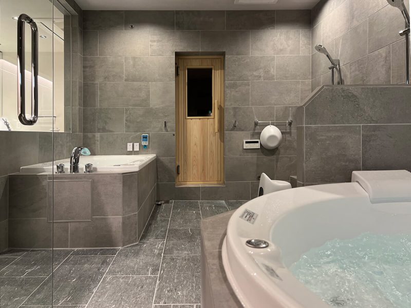 フィンランドサウナが楽しめるホテルライクな贅沢空間