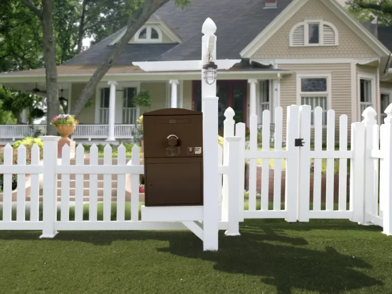 防犯性に優れたオシャレな宅配ボックス「Brizebox（ブライズボックス）」と機能門柱バイナルスタンドとマリンランプの施工事例