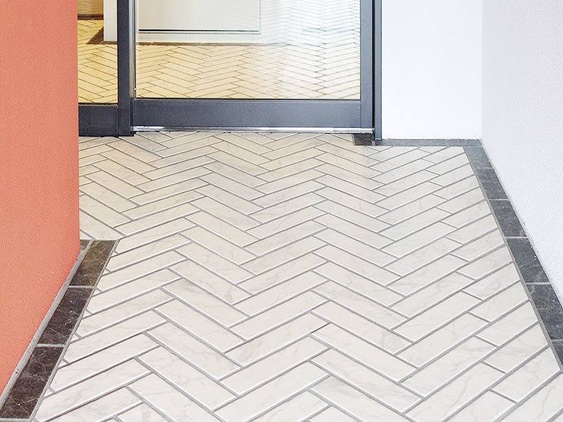 床タイル模様替え中！矢筈＝ヘリンボーン張りとは【相模原店便り】