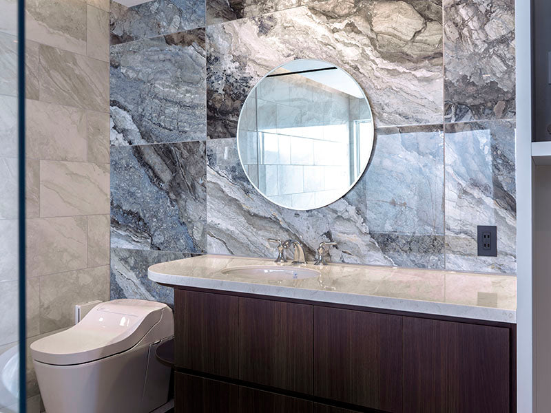 ［施工事例］ラグジュアリーな洗面所＆バスルーム｜大理石調タイルの魅力