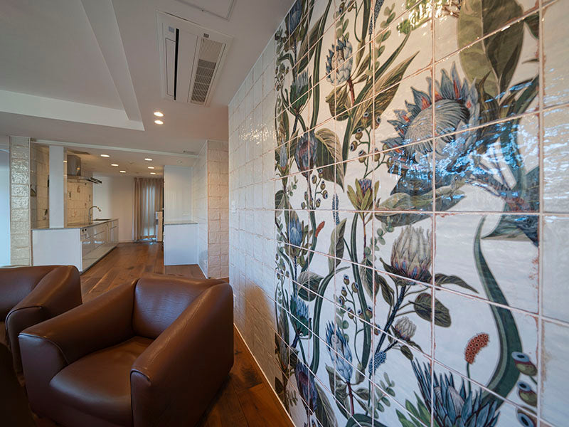 ［リモデル施工事例］ボタニカル柄タイルで理想のキッチン空間を実現！